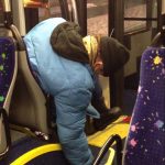 Bêbado adormece cai do banco do autocarro