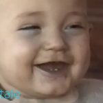 Bebé ri como um golfinho