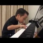 Criança de 5 anos toca piano como um adulto