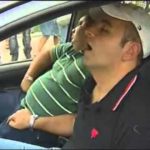 Dois brasileiros adormecem dentro do carro enquanto esperavam pelo semáforo