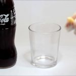 Experimenta deixar um dente dentro de um copo com coca cola durante 1 dia