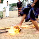 Jogar futebol…com uma bola em chamas…só mesmo na Indonésia