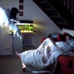 Jovem assusta namorada com um fantasma no seu quarto