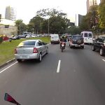 Maluco com uma mota nas estradas do Brasil