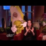 Megan Fox Apanhada por uma banana gigante