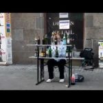 Músico de rua toca Mozart só com garrafas de vidro