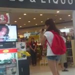 Rapariga surpreende em karaoke à entrada de uma loja