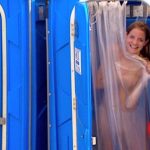 Apanhados na casa de banho pública