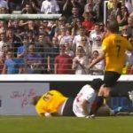 Jogador de futebol simula falta antes dela acontecer