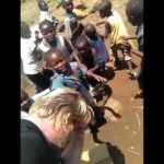 Tribo africana vê e toca pela primeira vez em brancos